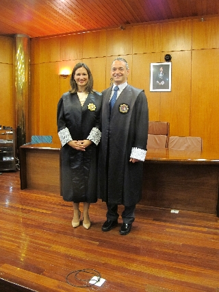 La magistrada Raquel García Hernández acompañada de su padrino, el magistrado Jaime Anta González